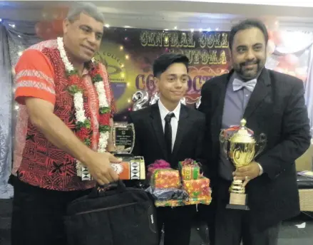  ?? Photo: Nicolette Chambers ?? From left: The Divisional Education officer West, Josefa Gavidi, the 2018 Dux of Central College Jeet Chovhan and the school principal Arvin Prasad after presenting the Dux Award during the school's convocatio­n night at the Tanoa Waterfront Hotel in Lautoka on November 10, 2018.