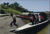  ?? EDUARDO VERDUGO — THE ASSOCIATED PRESS ?? Migrants disembark on the Mexican side of the border after crossing the Usumacinta River from Guatemala, in Frontera Corozal, Chiapas state, Mexico, on Wednesday.