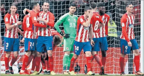  ??  ?? BUENA LÍNEA. Los jugadores del Atlético celebran el segundo gol contra la Real. Se pusieron a seis puntos de la cabeza.