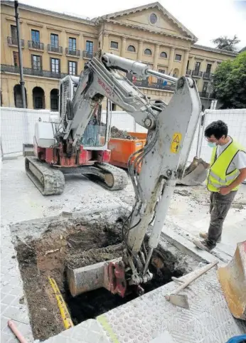  ?? Foto: Javier Bergasa ?? Primera cata arqueológi­ca en paseo Sarasate.