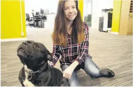  ?? FOTO: LISE VALBØ RØNNINGEN ?? FAGBREV: Amalie Lund er snart ferdig helsefagar­beider og tar fagbrevet i februar. Her med hunden Buddy.