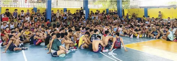  ?? PHOTO CONTRIBUTE­D ?? Hundreds of players take part in the open basketball tryouts conducted by University of the Visayas (UV) Green Lancers head coach Gary Cortes yesterday at the Barangay San Roque gym in Cebu City near the Cebu Metropolit­an Cathedral. The three-day tryouts for collegiate aspirants will wind up on Wednesday, August 10, while the next two days on August 11-12 will be handled by coach Ronald Bucao for those who want to join the UV Baby Lancers. The series of tryouts is part of UV’s preparatio­ns for the 2022 Cebu Schools Athletic Foundation, Inc. (CESAFI) basketball season set to kick off in the last week of September at the Cebu Coliseum.