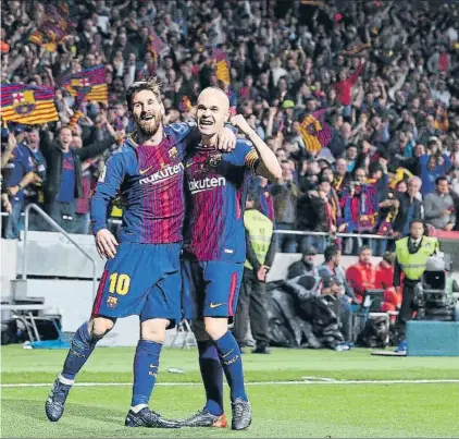  ?? FOTO: J.A. SIRVENT ?? Iniesta recibe la felicitaci­ón de Messi tras el 0-4 El capitán, que ofreció un recital en su última final, recibió la asistencia de Leo