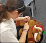  ?? BOB KEELER — DIGITAL FIRST MEDIA ?? Souderton Charter School Collaborat­ive Last Chance Repair Club member Emma Rose Thompson sews a musical moose Christmas decoration.