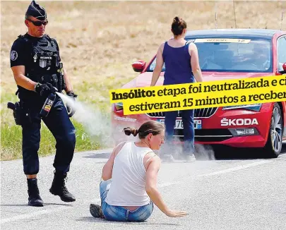  ??  ?? Polícia utilizou gás pimenta para afastar os manifestan­tes da estrada