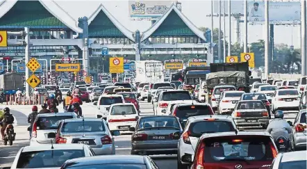  ??  ?? Likely scenario: Removing tolls completely is not possible. A reduction of rates in the future is possible, but the economic returns from institutio­nal reforms are much greater.