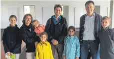  ?? FOTO: IFC ?? Weit gereister Besuch: Familie de Vanssay besucht auf ihrem Trip durch Europa das IFC Tuttlingen. Mit auf dem Bild ist IFC-Manager Gerhard Hautmann (zweiter von rechts).