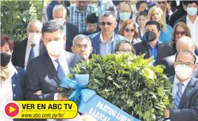  ?? ?? Efraín Alegre, presidente del PLRA, encabeza una corona de laureles al recordar 130 años de la gesta del 18 de octubre de 1891. Fue ayer en la Recoleta.