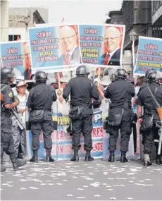  ??  ?? ► Manifestac­ión a favor de PPK, ayer en Lima.