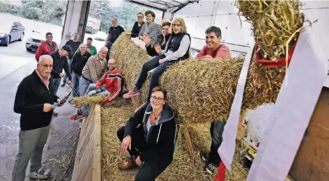  ?? RP-FOTO: MARKUS VAN OFFERN ?? Prächtige Wagen ziehen am Samstag als Dank für die Gaben der Natur durch Wissel.