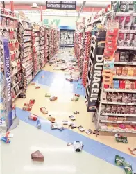  ?? — Gambar Reuters ?? KEROSAKAN akibat gempa bumi dilihat di dalam sebuah kedai di Anchorage, Alaska di AS kelmarin dalam gambar diperolehi daripada media sosial.