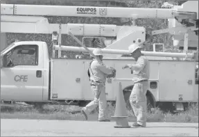  ??  ?? Personal de la CFE realiza obras en Ticul. El abasto energético a la región parece no estar garantizad­o