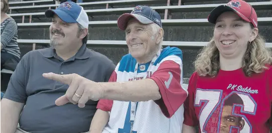  ?? PHOTOS: PIERRE OBENDRAUF ?? Tony Evans, centre, daughter Lisa Evans and her husband David Furey watch the Alouettes warm up at Molson Stadium on Thursday night.