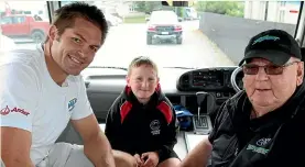  ?? KAVINDA HERATH/STUFF ?? Former All Blacks captain Ritchie McCaw with Jake Mackie, 7, and bus driver Jim Guyton at Mossburn.