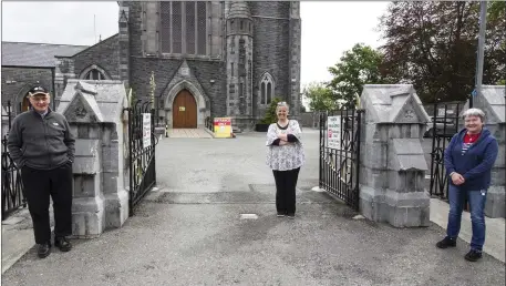  ?? Photo by John Reidy ?? PP Castleisla­nd Fr Mossie Brick with his team members, Noreen O’Sullivan and Nora Fealey, will hold a meeting in Cordal church this evening.