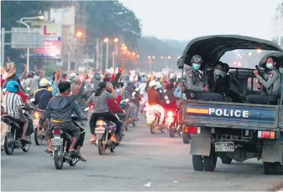  ?? EFE ?? La ciudadanía se mantiene en las calles en forma masiva para pedir la vuelta a la democracia en Myanmar.