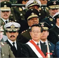  ?? ?? ESPEJO. Alberto Fujimori llegó al poder en Perú en 1992. Pero luego de varios cruces con el Congreso ordenó cerrarlo. Se transformó así en una dictadura.