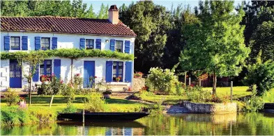  ??  ?? Canal charm: The Marais Poitevin is France’s answer to Venice. Inset, the Chalmers’ children