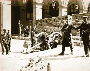  ??  ?? National Guardsmen in front of an artillery barricade in Paris during the conflict between radicals and the French Third Republic, 1870–71. Coming in the wake of the publicatio­n of Capital, this working- class revolt exposed Marx to a storm of criticism