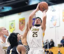  ?? STEVE JOHNSTON / DAILY SOUTHTOWN ?? Andrew’s Michael Morawski (25) pulls up to shoot against Richards during the District 218 Thanksgivi­ng Tip-Off Classic championsh­ip game on Friday.