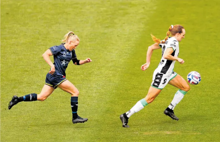  ?? Photo / Photosport ?? Western United American star Hannah Keane surges away from Phoenix midfielder Betsy Hassett in Wellington yesterday.