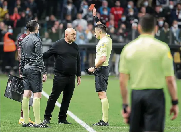  ?? Foto: Getty Images ?? Wegen lautstarke­n Meckerns wird Metz-Coach Frédéric Antonetti in der Nachspielz­eit des Duells mit Paris SG des Feldes verwiesen.