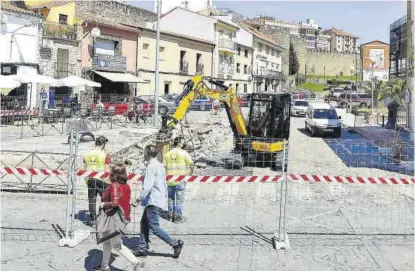  ?? TONI GUDIEL ?? En ejecución 8 Obras en la puerta del Sol, que ya han eliminado aparcamien­tos.