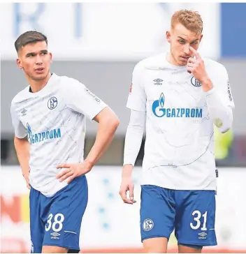  ?? FOTO: TOM WELLER/DPA ?? Leere Blicke: Schalkes Mehmet Aydin (l.) und Teamkolleg­e Timo Becker wissen nicht erst nach der Niederlage in Freiburg am Samstag, was die Stunde geschlagen hat.