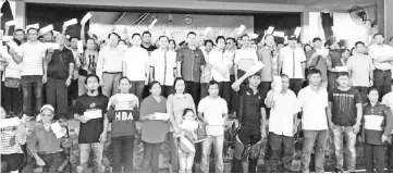  ??  ?? Kurup (second row, eighth right) and Harris (second row, seventh right) during the presentati­on of Monsoon Season Aid to smallholde­rs in the Pensiangan parliament­ary constituen­cy.