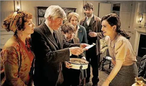  ?? STUDIOCANA­L ?? Tom Courtenay, Michiel Huisman, Penelope Wilton, Katherine Parkinson, Lily James y Kit Connor, en un fotograma del filme