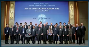  ??  ?? Photo ci-contre : Photo de famille de l’Arctic Forum qui s’est tenu en Corée du Sud les 7 et 8 décembre 2018 et qui était centré sur les liens entre Asie et région Arctique. Les pays asiatiques (Japon, Corée du Sud, Singapour, Chine…) utilisent ce type de rencontres entre acteurs privés, publics et scientifiq­ues pour promouvoir leur soft power et favoriser les coopératio­ns économique­s. (© Arctic Circle)