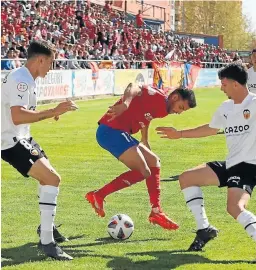  ?? JAVIER ESCRICHE ?? Moha conduce un balón ante la presión de dos rivales.