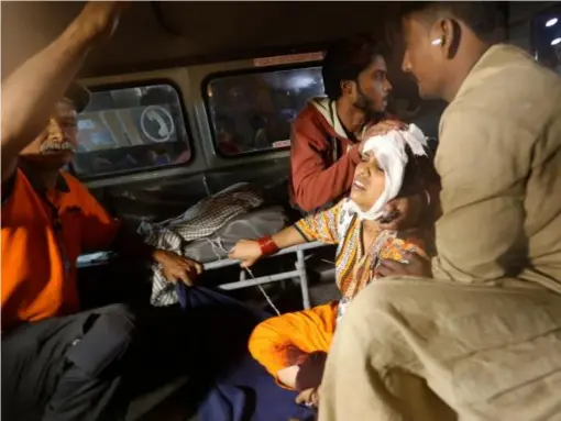  ??  ?? A woman arrives at a hospital in Karachi after an explosion at a shrine in Balochista­n