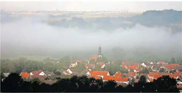  ??  ?? „Das Dorf Mimbach hob seinen Kirchthurm aus dem Nebel empor“: Am oberen Rand des Bildes ist die Biesinger Höhe mit der weithin sichtbaren Kirche zu erkennen.
FOTOS: MARTIN BAUS