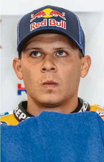  ?? Foto: Robert Michael/dpa ?? Der Blick von Stefan Bradl ist ernst: Aktuell wartet der Mototrradf­ahrer auf ein Zeichen, wann die Saison in der Moto GP beginnt. So vertreibt sich der Zahlinger die Wartezeit.