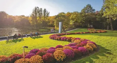  ??  ?? Die Schlossgär­ten Arcen verzaubern ihre Besucher ab dem 14. Oktober mit herbstlich­em Charme und bezaubernd­er Blumenprac­ht.