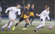  ?? H John Voorhees III / Hearst Connecticu­t Media ?? Pomperaug’s Ryan Karp (8), Sean Murray (11) and Weston’s Max Weiss (20) chase the ball in the SWC championsh­ip game in 2019.