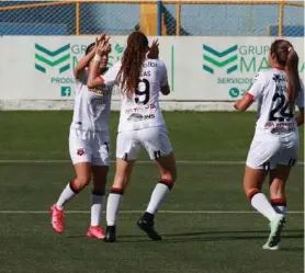  ??  ?? Las leonas mostraron otra cara con el Pato, hay que verlas con un rival pesado.