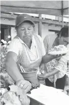  ??  ?? CONSTANCIA. Doña Rosa ha dedicado su vida a la cocina, por lo que su sazón es inigualabl­e.