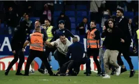  ?? AFP ?? Los aficionado­s del Espanyol saltaron a la cancha para evitar la celebració­n.