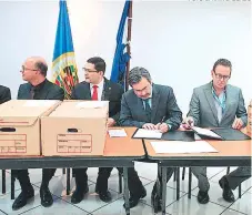  ?? FOTO: EFRAÍN SALGADO ?? Juan Jiménez Mayoó ,ue el encaógado de entóegaó las caónetas de nostulacio­nes a la comisión de ceótidcaci­ón.