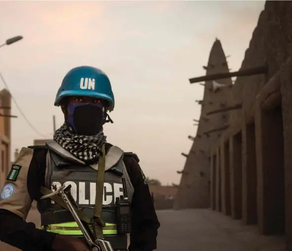  ?? FOTO: FLORENT VERGNES/LEHTIKUVA-AFP ?? En FN-polis patrullera­r gatorna i Timbuktu, Mali. Två FN-fredsbevar­are dödades och en tredje sårades i en bombexplos­ion den 3 juni i år.