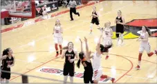  ?? MARK HUMPHREY ENTERPRISE-LEADER ?? Farmington sophomore Tori Kersey scoring a season-high 28 points during Friday’s game at Cardinal Arena won by Farmington, 74-70.