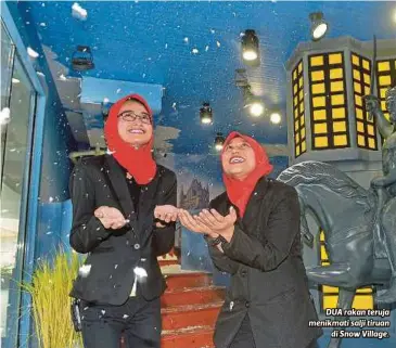  ?? FOTO ?? DUA rakan teruja menikmati salji tiruan
di Snow Village.