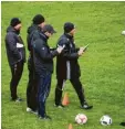  ??  ?? Die Trainer notieren bei jedem Spiel fleißig mit. Nach festen Regeln wird ein- und ausgewechs­elt.