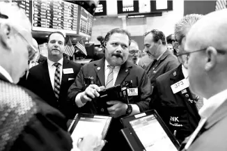  ?? REUTERS ?? Traders work on the floor of the New York Stock Exchange shortly after the opening bell in New York