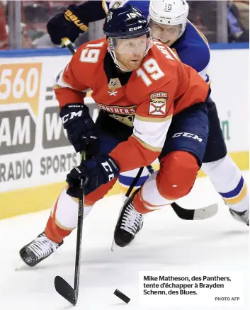  ?? PHOTO AFP ?? Mike Matheson, des Panthers, tente d’échapper à Brayden Schenn, des Blues.