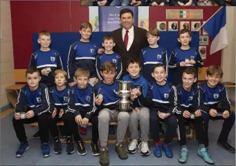  ??  ?? The Blessingto­n under-11 Allen Cup champions with special guest Des Cahill.