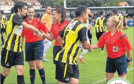  ?? EMILIO MOLDES ?? Zulema González, en el centro del trío arbitral, saluda a los jugadores, arropada por sus asistentas Elena Casal y
Alicia Andrés