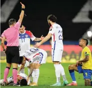  ?? MAURO PIMENTEL / AFP PHOTO ?? TEGAS: Wasit asal Argentina Patricio Loustau memberikan kartu merah buat Gabriel Jesus (kanan) di laga perempat final lalu (2/7).